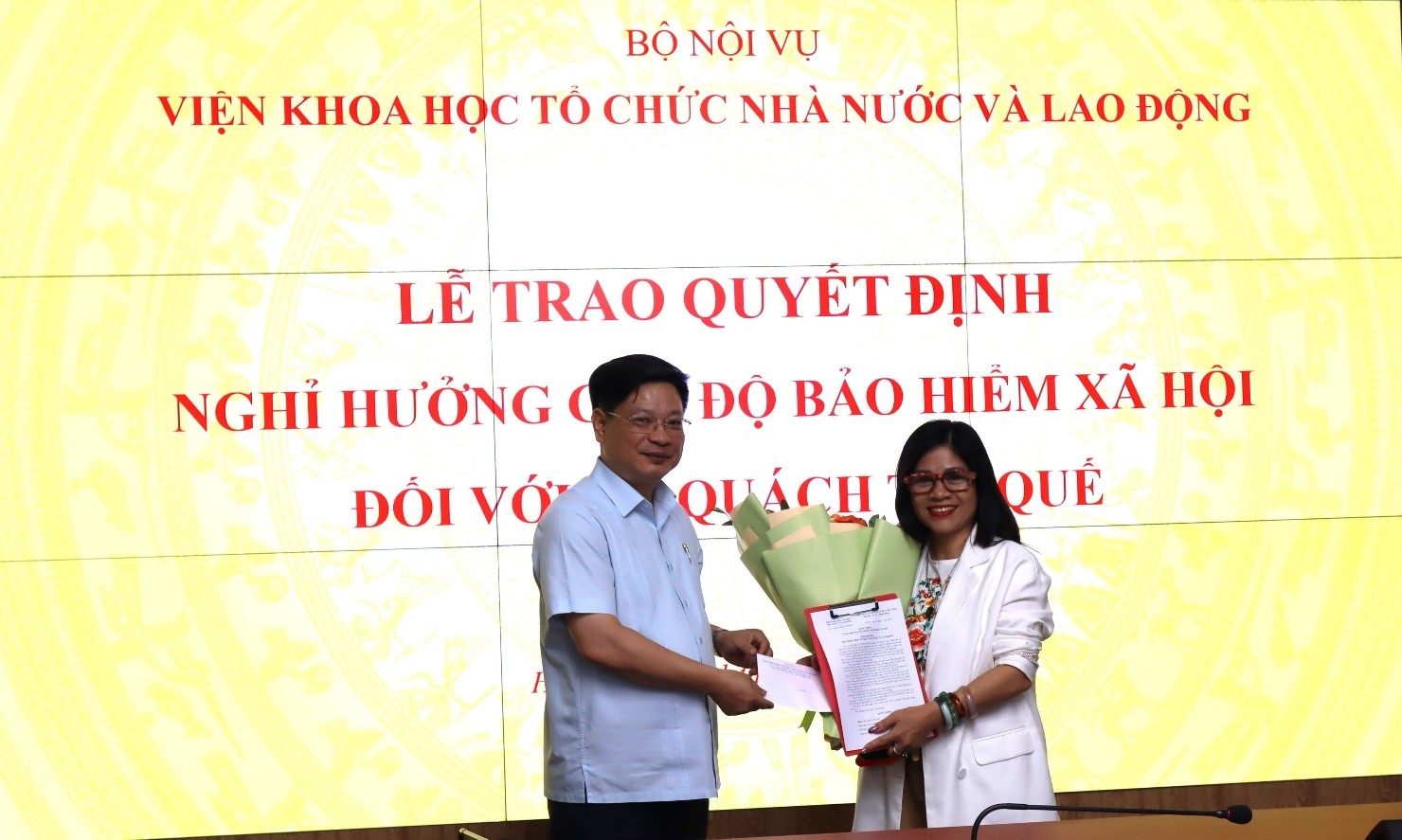 Lễ Công bố và trao quyết định nghỉ hưởng chế độ bảo hiểm xã hội đối với bà Quách Thị Quế  Nghiên cứu viên Viện Khoa học Tổ chức nhà nước và Lao động