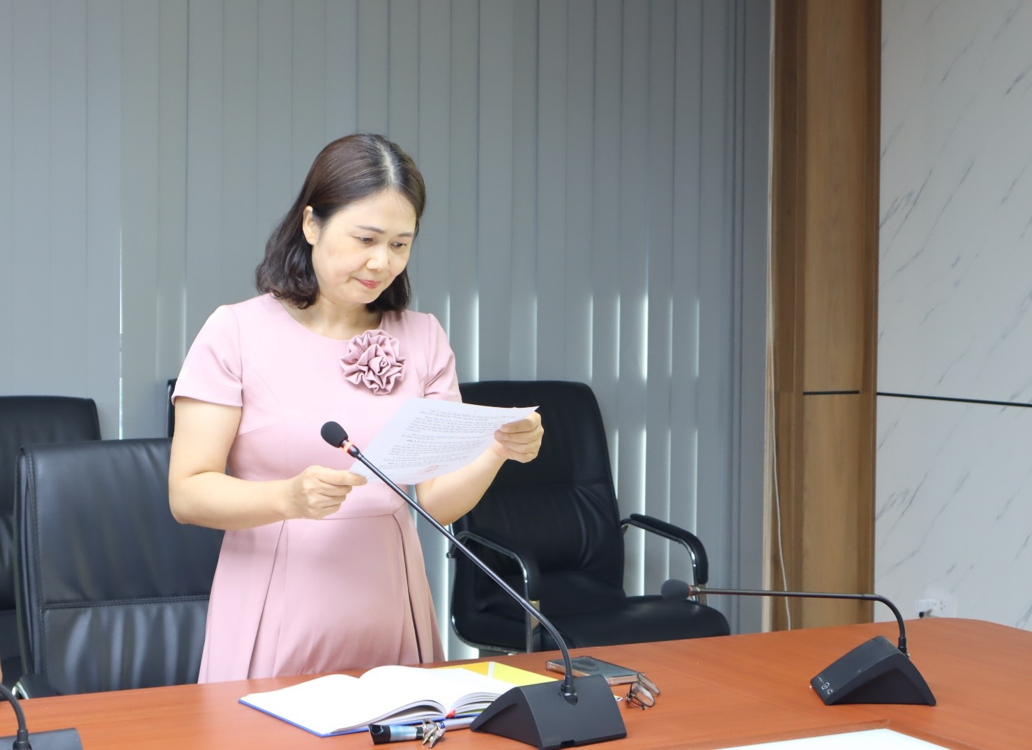 Lễ Công bố và trao quyết định nghỉ hưởng chế độ bảo hiểm xã hội đối với bà Quách Thị Quế  Nghiên cứu viên Viện Khoa học Tổ chức nhà nước và Lao động