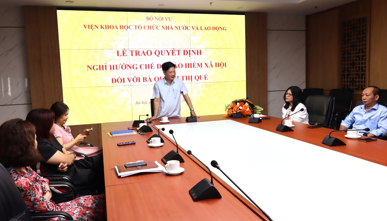 Lễ Công bố và trao quyết định nghỉ hưởng chế độ bảo hiểm xã hội đối với bà Quách Thị Quế  Nghiên cứu viên Viện Khoa học Tổ chức nhà nước và Lao động