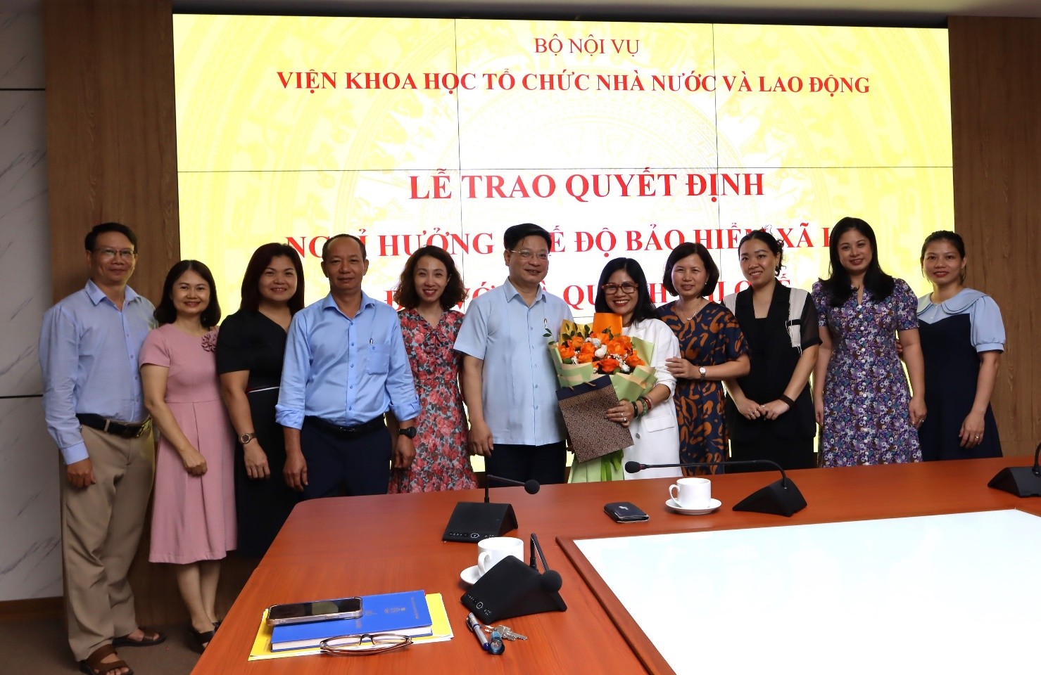 Lễ Công bố và trao quyết định nghỉ hưởng chế độ bảo hiểm xã hội đối với bà Quách Thị Quế  Nghiên cứu viên Viện Khoa học Tổ chức nhà nước và Lao động